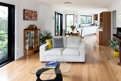 Exempel på ett modernt kök med öppen planlösning, med bänkskiva i rostfritt stål och brunt golv