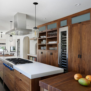Foto di una cucina abitabile chic con paraspruzzi con piastrelle diamantate, top in legno e ante in legno bruno