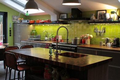 ロンドンにあるエクレクティックスタイルのおしゃれなキッチンの写真