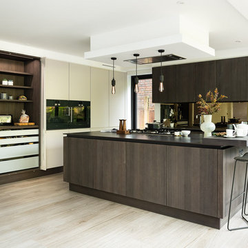 Family Kitchen with an Island and Breakast Bar. Hampstead, London