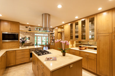 セントルイスにあるコンテンポラリースタイルのおしゃれなアイランドキッチン (ベージュの床、ベージュのキッチンカウンター、シェーカースタイル扉のキャビネット、中間色木目調キャビネット) の写真
