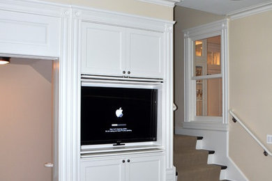 Modelo de cocina clásica con armarios con paneles empotrados, puertas de armario blancas, suelo de madera oscura y suelo marrón