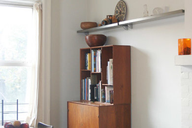 Diseño de cocina retro de tamaño medio con armarios estilo shaker, puertas de armario de madera clara y encimera de cuarzo compacto