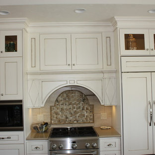 75+ Landhausstil Küchen mit Küchenrückwand in Beige Ideen, Design