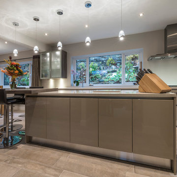 Fantastic modern Aster kitchen , we love the contrasting colours