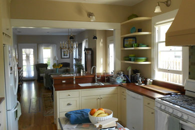 Inspiration for a classic kitchen in Tampa.
