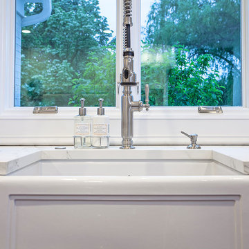 Farm House Sink with Pull-Down Faucet