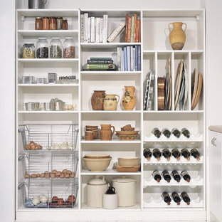 Réalisation d'une arrière-cuisine linéaire style shabby chic de taille moyenne avec un placard sans porte, des portes de placard blanches, un sol en bois peint et aucun îlot.