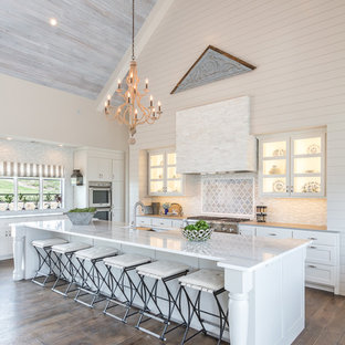 Farmhouse kitchen photos - Example of a country kitchen design in Austin