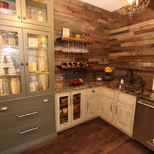 Immagine di una grande cucina country con lavello stile country, ante con bugna sagomata, ante con finitura invecchiata, top in quarzite, paraspruzzi grigio, paraspruzzi con piastrelle a mosaico, elettrodomestici da incasso, parquet scuro, pavimento marrone e top bianco