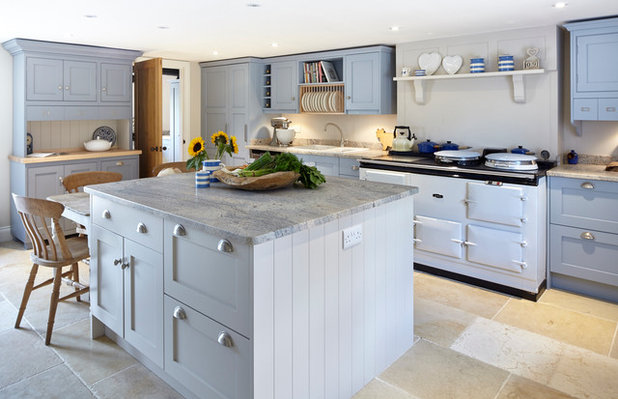 Country Kitchen by Lacy-Hulbert Interiors Ltd