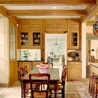 Foto de cocina campestre con armarios con paneles con relieve y puertas de armario de madera oscura