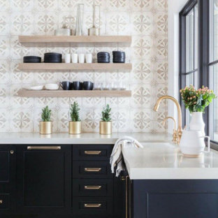 Foto di una cucina a L country di medie dimensioni con ante blu, top in quarzite, paraspruzzi bianco, paraspruzzi con piastrelle a mosaico, elettrodomestici in acciaio inossidabile, pavimento in pietra calcarea, nessuna isola, pavimento bianco, top bianco e lavello a vasca singola