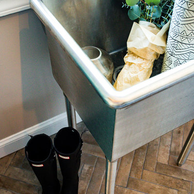 Example of a mid-sized cottage u-shaped dark wood floor and beige floor eat-in kitchen design in Baltimore with a farmhouse sink, shaker cabinets, blue cabinets, quartz countertops, white backsplash, ceramic backsplash, stainless steel appliances, an island and white countertops
