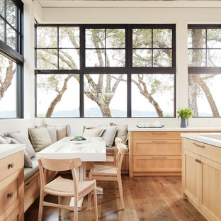 Landhausstil Wohnküche mit Schrankfronten im Shaker-Stil, hellen Holzschränken, braunem Holzboden und weißer Arbeitsplatte in San Francisco
