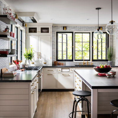 Inspiration for a mid-sized cottage u-shaped light wood floor and brown floor open concept kitchen remodel in New York with an undermount sink, shaker cabinets, gray cabinets, granite countertops, gray backsplash, mosaic tile backsplash, colored appliances and an island