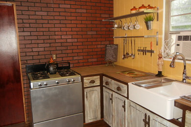 Inspiration for a farmhouse kitchen remodel in Dallas