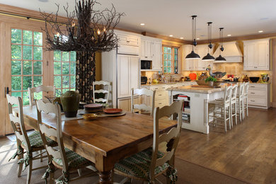 Foto på ett mellanstort funkis kök, med en undermonterad diskho, vita skåp, beige stänkskydd, stänkskydd i keramik, integrerade vitvaror, mellanmörkt trägolv, en köksö, luckor med infälld panel och bänkskiva i kvarts
