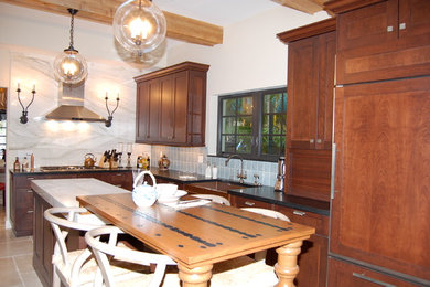 Bild på ett stort vintage kök och matrum, med en rustik diskho, skåp i shakerstil, skåp i mörkt trä, integrerade vitvaror och en köksö