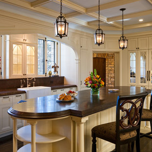 Idee per una cucina classica chiusa e di medie dimensioni con lavello stile country, ante con riquadro incassato, paraspruzzi marrone, parquet scuro, ante bianche, top in quarzo composito, paraspruzzi in lastra di pietra, elettrodomestici da incasso, pavimento marrone e top marrone