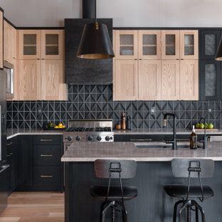 Inspiration pour une grand cuisine américaine traditionnelle en L avec un évier 2 bacs, un placard à porte shaker, des portes de placard noires, un plan de travail en quartz, une crédence noire, une crédence en carreau de céramique, un électroménager en acier inoxydable, un sol en bois clair, un îlot central, un sol marron, un plan de travail gris et un plafond en poutres apparentes.