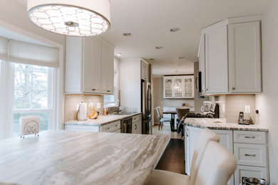 ワシントンD.C.にあるトラディショナルスタイルのおしゃれなアイランドキッチン (白いキャビネット、濃色無垢フローリング、茶色い床) の写真