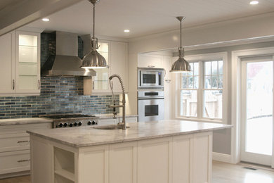 Foto på ett mellanstort vintage linjärt kök, med en undermonterad diskho, skåp i shakerstil, vita skåp, marmorbänkskiva, blått stänkskydd, stänkskydd i keramik, rostfria vitvaror, ljust trägolv och en köksö