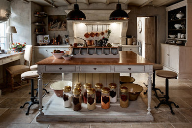 ウィルトシャーにある中くらいなヴィクトリアン調のおしゃれなキッチン (落し込みパネル扉のキャビネット、白いキャビネット、グレーの床) の写真