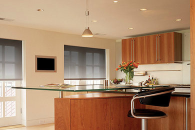 Пример оригинального дизайна: кухня среднего размера в современном стиле с плоскими фасадами, фасадами цвета дерева среднего тона и светлым паркетным полом