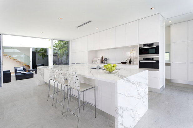 Современный Кухня by Omicron Granite & Tile