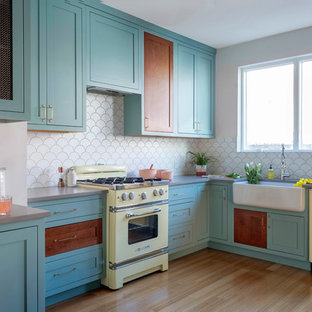 Idee per una cucina a L eclettica di medie dimensioni con lavello stile country, ante turchesi, top in quarzo composito, paraspruzzi bianco, paraspruzzi con piastrelle in ceramica, elettrodomestici colorati, pavimento in bambù, nessuna isola, top grigio, ante in stile shaker e pavimento marrone