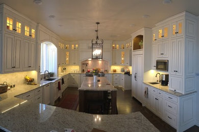 Idéer för ett stort klassiskt kök, med en undermonterad diskho, luckor med upphöjd panel, vita skåp, granitbänkskiva, grått stänkskydd, stänkskydd i keramik, integrerade vitvaror, mörkt trägolv och en köksö