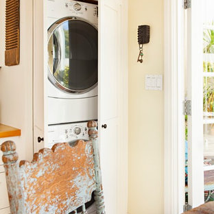 Réalisation d'une cuisine style shabby chic avec un placard à porte shaker, des portes de placard blanches, un évier de ferme, un plan de travail en bois, une crédence verte, une crédence en carreau de céramique et un électroménager en acier inoxydable.