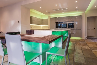 FLOATING OVER STONE - PROJECT WITH ATLANTIS KITCHENS