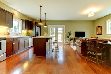 Küche mit hellem Holzboden und braunem Boden in Atlanta