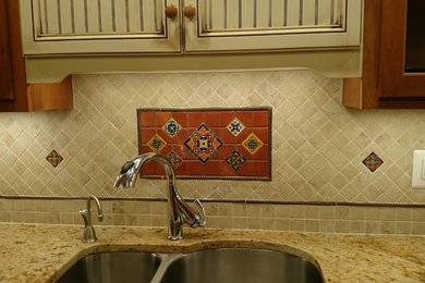 Exempel på ett eklektiskt kök, med en dubbel diskho, luckor med profilerade fronter, granitbänkskiva, beige stänkskydd, stänkskydd i stenkakel och skåp i slitet trä