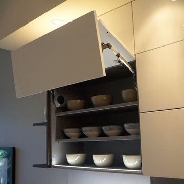 Fold-up wall unit doors with Servo-Drive | Modern Kitchen