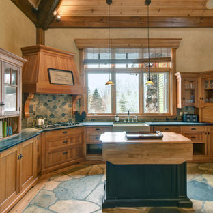 Idee per una grande cucina rustica con ante in stile shaker, ante in legno scuro, top in granito, pavimento in ardesia, isola, soffitto a volta, soffitto in legno, lavello stile country, paraspruzzi grigio, elettrodomestici da incasso, pavimento multicolore e top nero