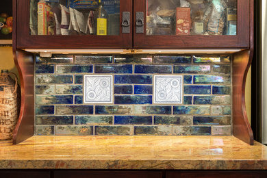 Ejemplo de cocina de estilo americano grande abierta con encimera de granito y salpicadero de azulejos de cerámica