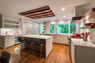 Immagine di una cucina minimalista con pavimento in legno massello medio e pavimento marrone