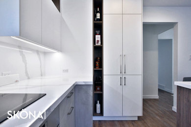 Imagen de cocina escandinava de tamaño medio con armarios con paneles lisos, puertas de armario grises, salpicadero blanco y una isla