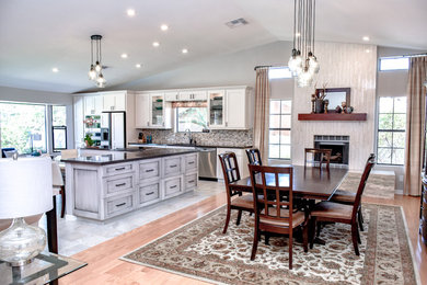 Foto de cocina contemporánea grande con puertas de armario grises, encimera de cuarzo compacto, salpicadero multicolor, electrodomésticos blancos, una isla y suelo multicolor