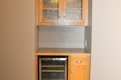 他の地域にあるトランジショナルスタイルのおしゃれなキッチン (ダブルシンク、中間色木目調キャビネット、シルバーの調理設備、リノリウムの床) の写真