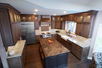 Immagine di una grande cucina classica con ante con bugna sagomata, ante in legno bruno, top in marmo e paraspruzzi grigio