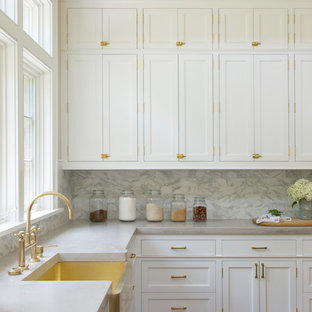 Immagine di una cucina classica con lavello stile country, ante in stile shaker, ante bianche, paraspruzzi bianco, pavimento in legno massello medio, top in marmo e paraspruzzi in marmo