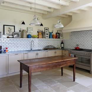 Idee per una grande cucina a L country chiusa con lavello integrato, ante con riquadro incassato, ante beige, paraspruzzi bianco, paraspruzzi con piastrelle diamantate, elettrodomestici da incasso e isola