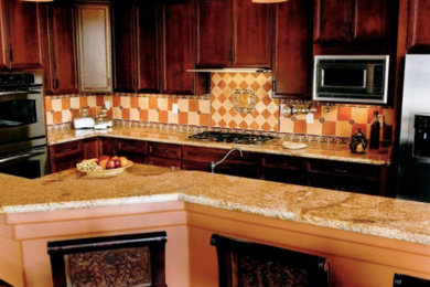 中くらいな地中海スタイルのおしゃれなキッチン (レイズドパネル扉のキャビネット、濃色木目調キャビネット、マルチカラーのキッチンパネル、セメントタイルのキッチンパネル、シルバーの調理設備) の写真