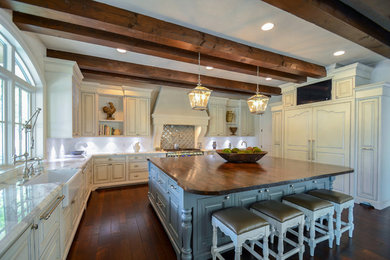 Kitchen - farmhouse kitchen idea in Austin