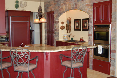 サンフランシスコにある地中海スタイルのおしゃれなキッチン (赤いキャビネット) の写真