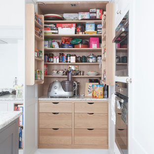Immagine di una piccola dispensa classica con lavello sottopiano, ante in stile shaker, ante grigie, paraspruzzi grigio, elettrodomestici in acciaio inossidabile, pavimento con piastrelle in ceramica e isola